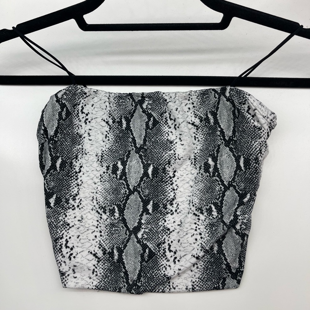 cute black and white snake print crop top! 🤍